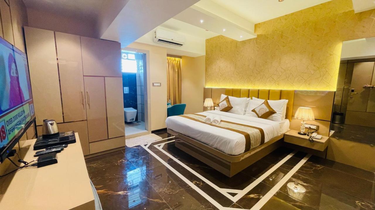 Home2 Renaissance Club Mumbai Exterior photo