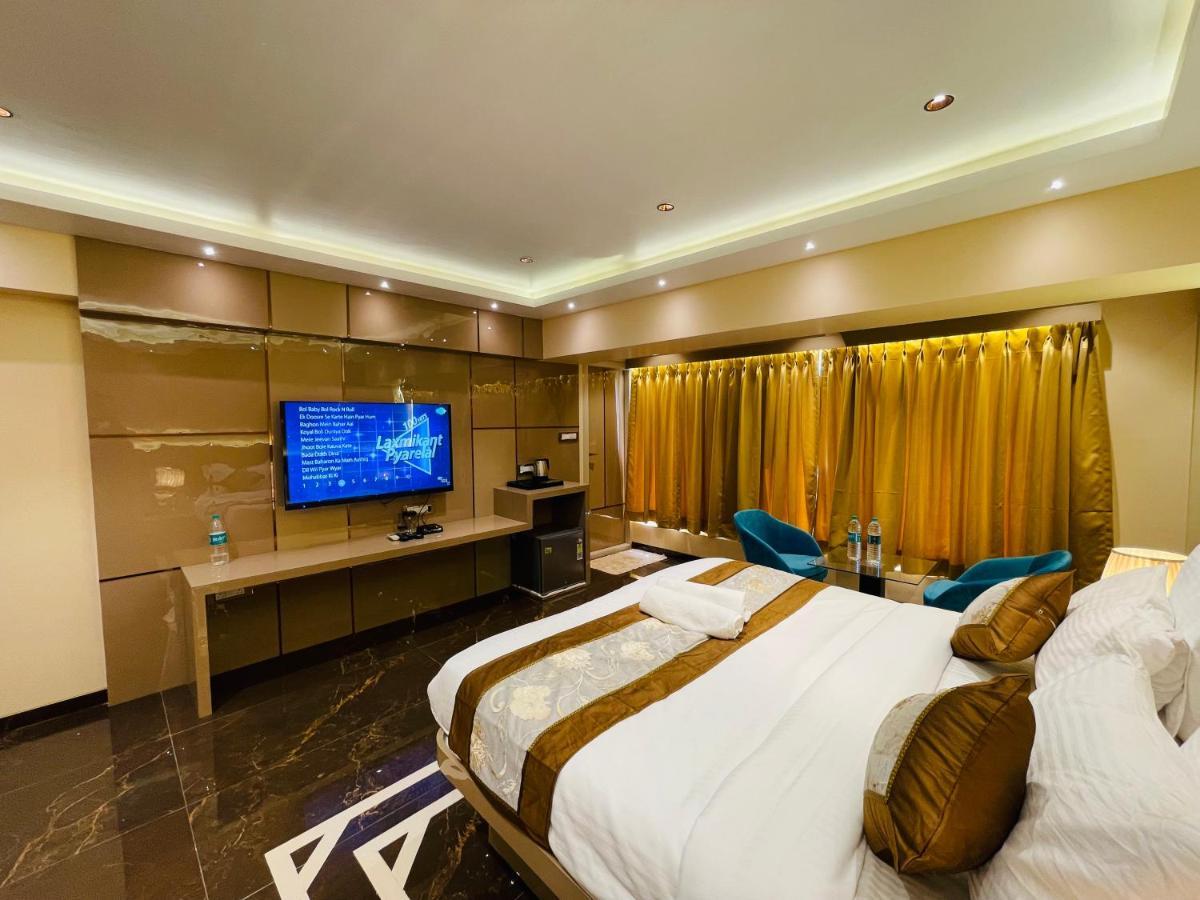 Home2 Renaissance Club Mumbai Exterior photo