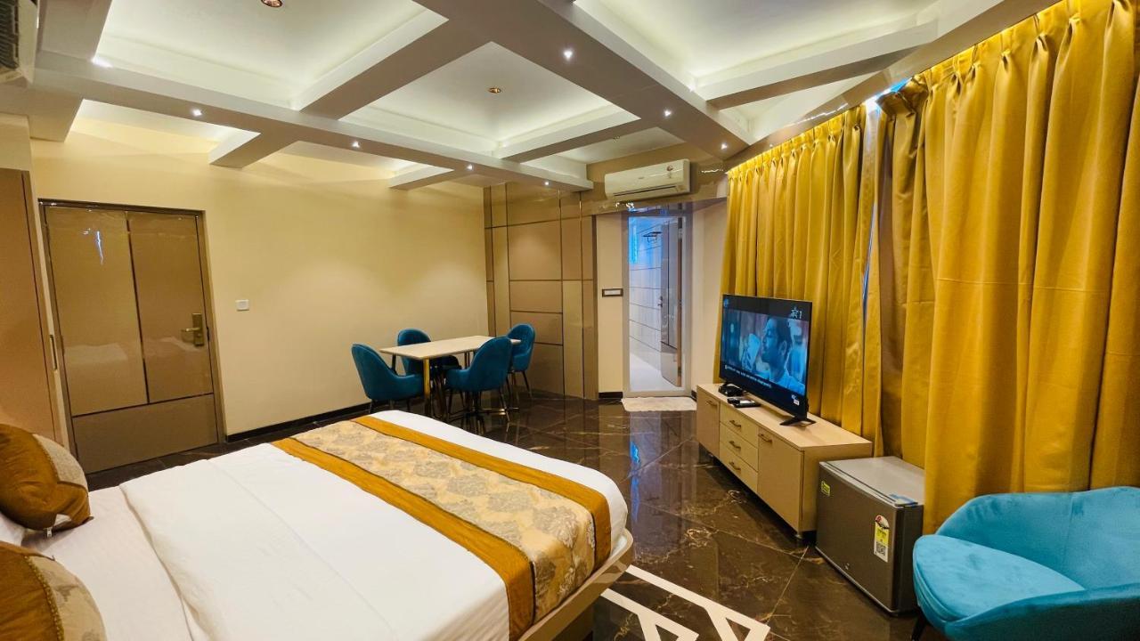 Home2 Renaissance Club Mumbai Exterior photo