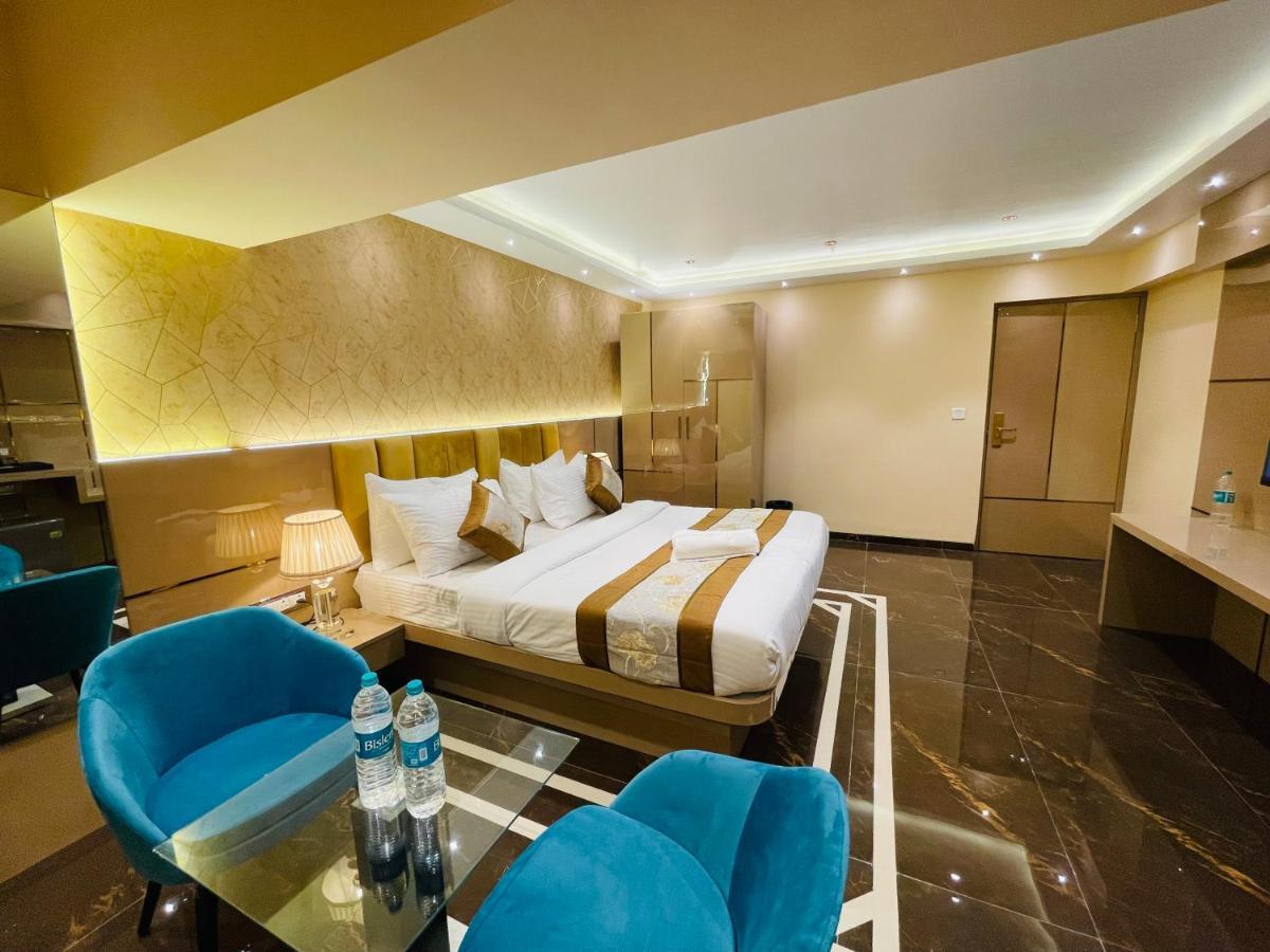 Home2 Renaissance Club Mumbai Exterior photo