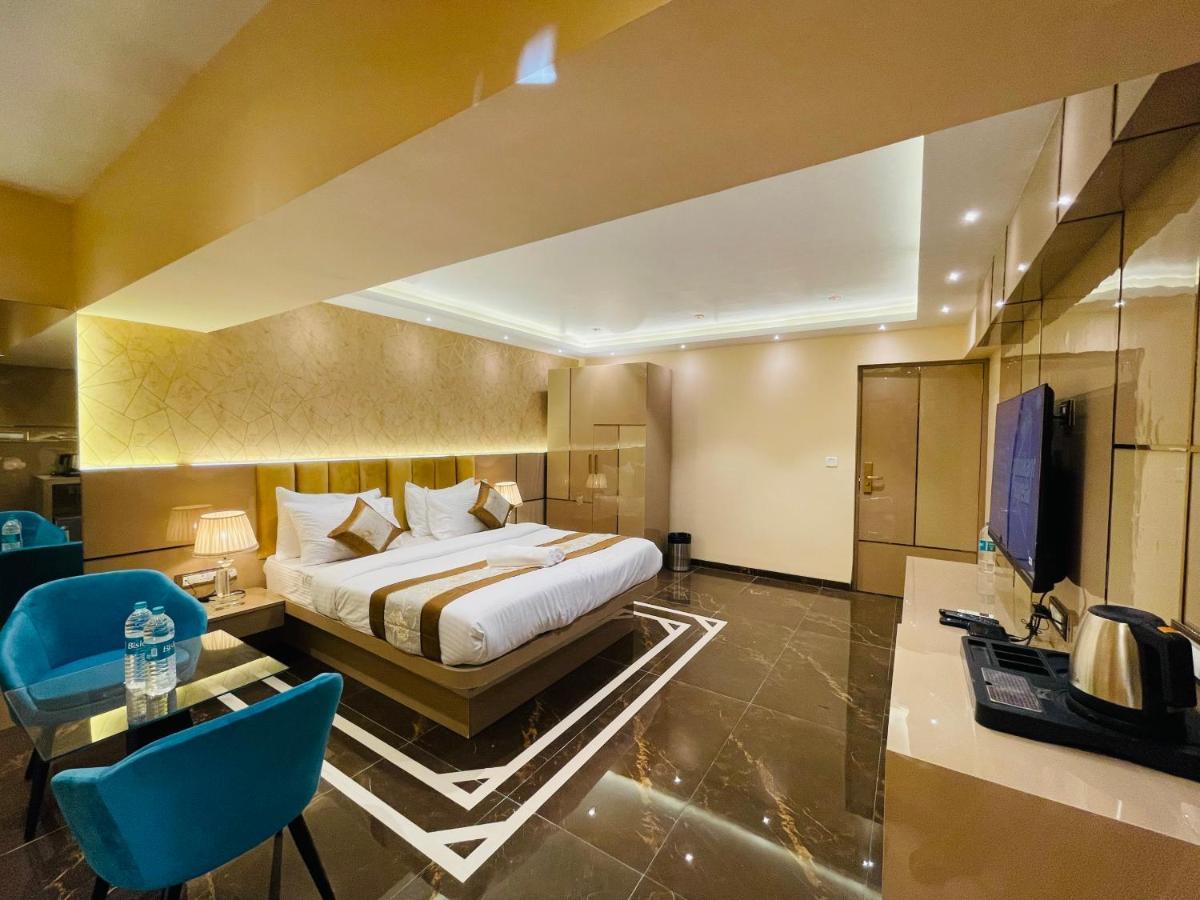 Home2 Renaissance Club Mumbai Exterior photo