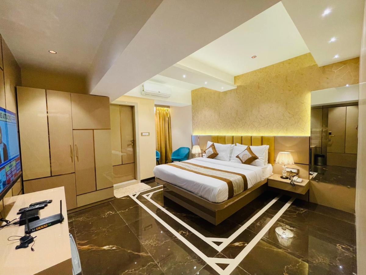Home2 Renaissance Club Mumbai Exterior photo