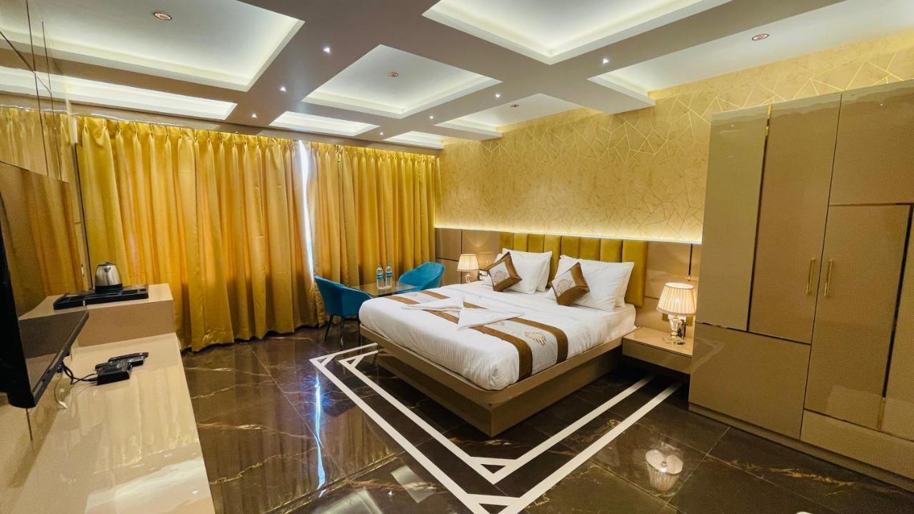 Home2 Renaissance Club Mumbai Exterior photo