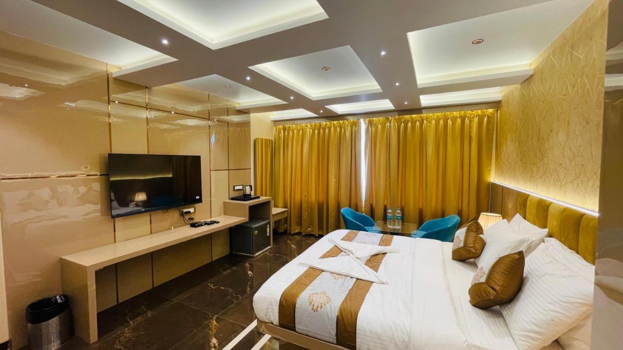 Home2 Renaissance Club Mumbai Exterior photo
